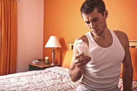 Ein Mann mit einem Heilmittel gegen Prostatitis