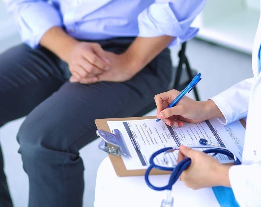 Der Arzt verschreibt eine Behandlung gegen Prostatitis